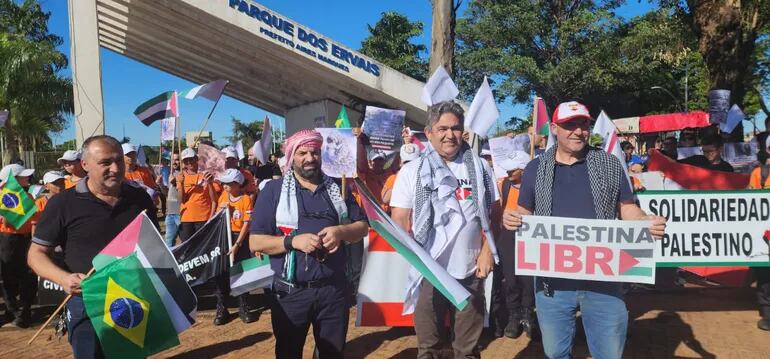 Miembros de la comunidad árabe exhibiendo pancartas durante la marcha.