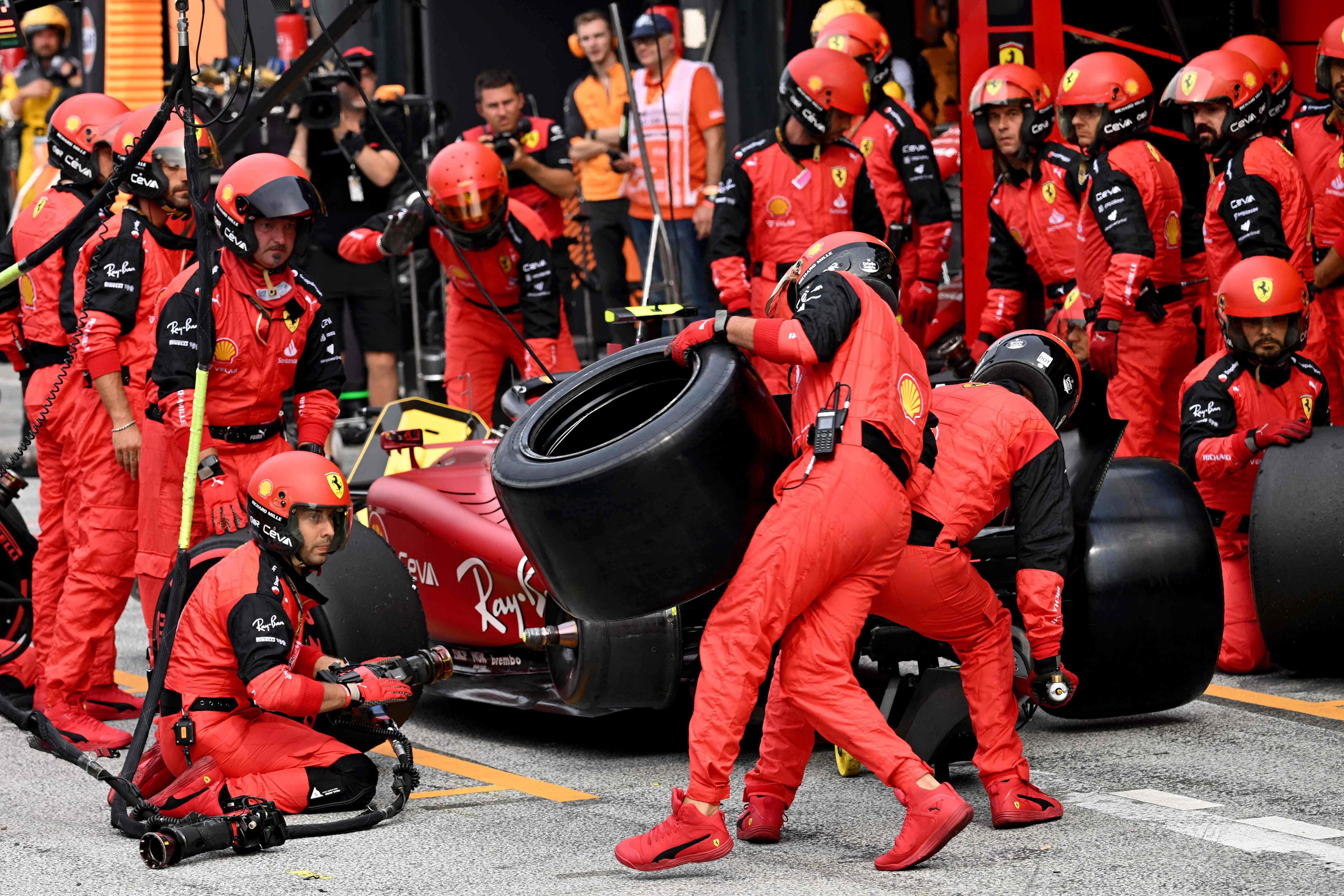 Mas de 12 segundos perdió el piloto español de Ferrari Carlos Sainz en boxes cuando ingresó a cambiar los neumáticos y faltaba el trasero izquierdo.