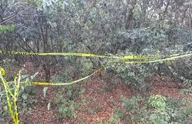 Cintas puestas por los investigadores en torno a la zona donde fueron hallados los restos óseos en el cerro Cristo Rey.
