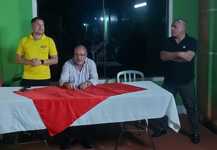 Justo Zacarías (centro) incorporó a sus operadores políticos Elías Bernal (remera amarrilla) y Carlos Florenciañez en cotizados cargos en Itaipú.