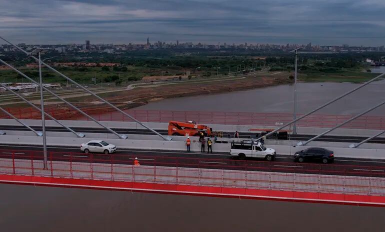 La Caminera recuerda que desde hoy se aplicará multas a quienes estacionen en el puente Héroes del Chaco.