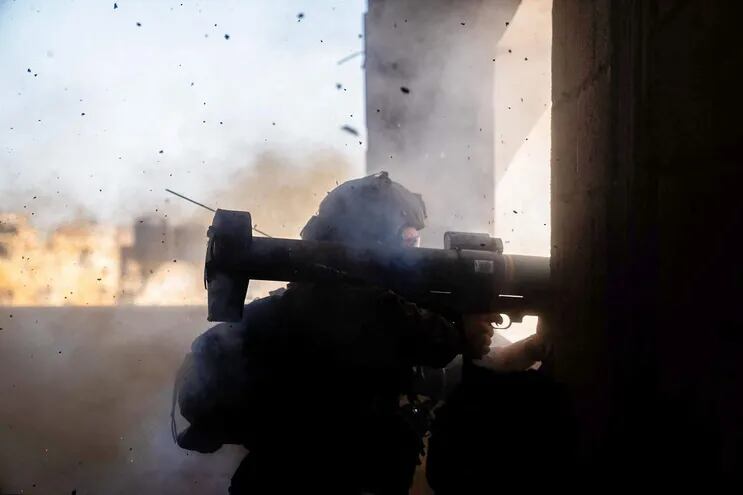 Un soldado israelí dispara con un lanzacohetes en la Franja de Gaza.