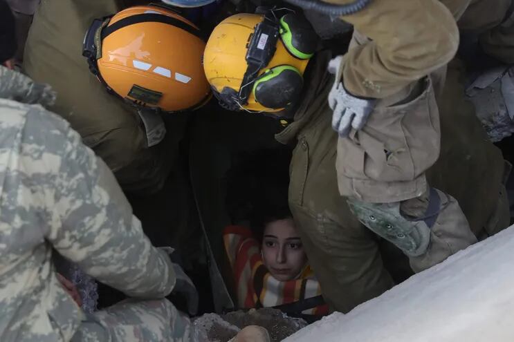 Fuerzas humanitarias de Israel y de Turquía rescatan a una adolescente de 14 año, en Kahramanmaras, territorio turco.  (EFE)