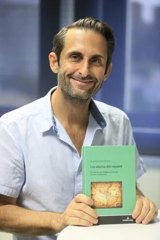 El catedrático David Fernández posa mientras mantiene una entrevista con la Agencia en Madrid con motivo de la publicación de su nuevo libro "Las afueras del español".