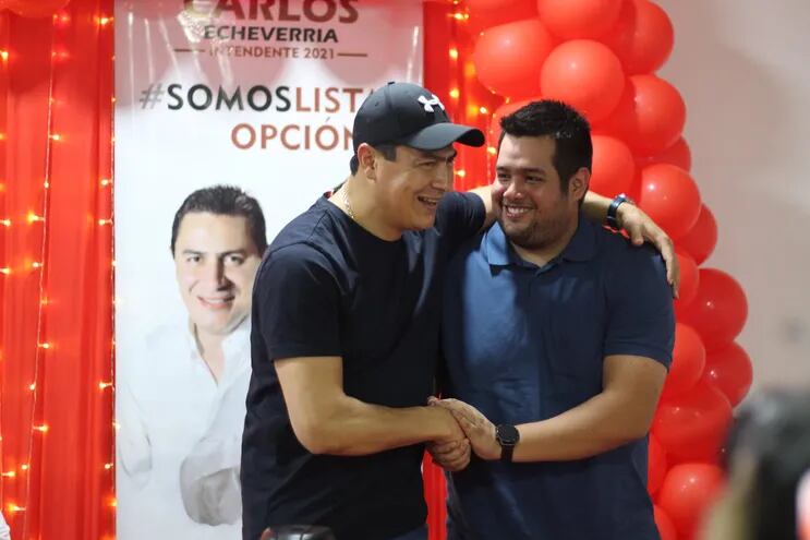 Echeverría abrazado a Enrique Quintana candidato a concejal de Luque