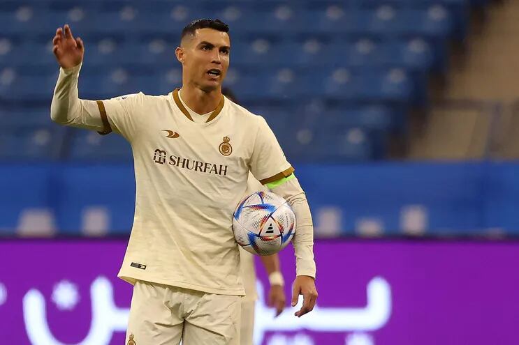El delantero portugués de Nassr, Cristiano Ronaldo, hace un gesto durante el partido de fútbol de la Saudi Pro League entre Al-Hilal y Al-Nassr en el estadio Prince Faisal Bin Fahd en la capital, Riad, el 18 de abril de 2023.