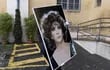 Un hombre carga el retrato de Gina Lollobrigida para su funeral.