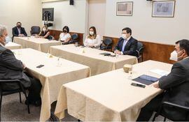 El ministro de Hacienda, Óscar Llamosas (cabecera de la mesa), recibió esta tarde a representantes de los gremios empresariales para hablar de los impuestos (Gentileza Hacienda).