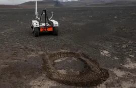 El nuevo robot de la NASA se prepara en el campo de lava  de Lambahraun en Islandia.