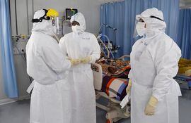 Como hace diez meses, médicos hacen frente al covid-19 en el hospital nacional de Itauguá.