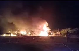 Dos fallecidos tras explosión de camiones de contrabando de combustible en Alberdi