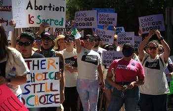 Imagen de archivo. Personas marchan durante una manifestación en defensa del aborto libre en la ciudad de El Paso, Texas (Estados Unidos).