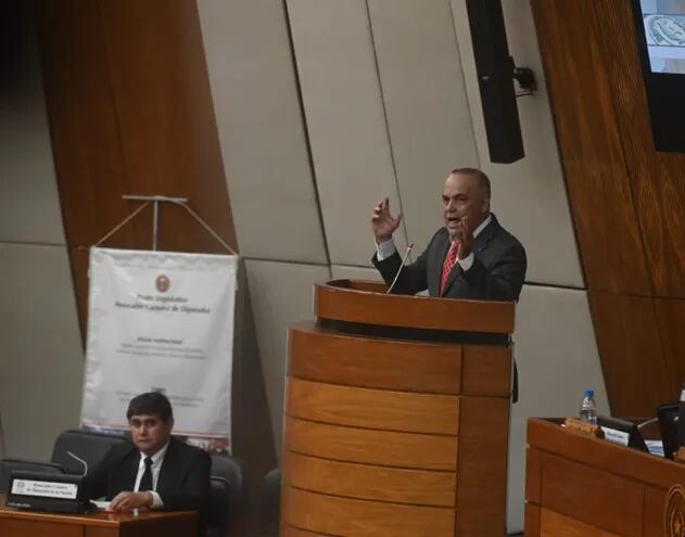 El diputado cartista Basilio "Bachi" Núñez argumenta a favor de la fiscala general Sandra Quiñónez, durante la sesión extra para definir si es sometida a juicio político.