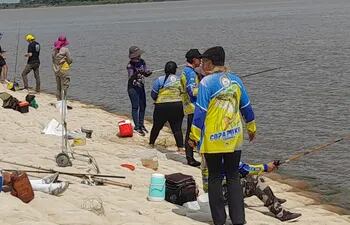 Gran cantidad de personas participan de la tradicional Competencia Internacional de Pesca deportiva a orillas del río Paraguay en la ciudad de Pilar.