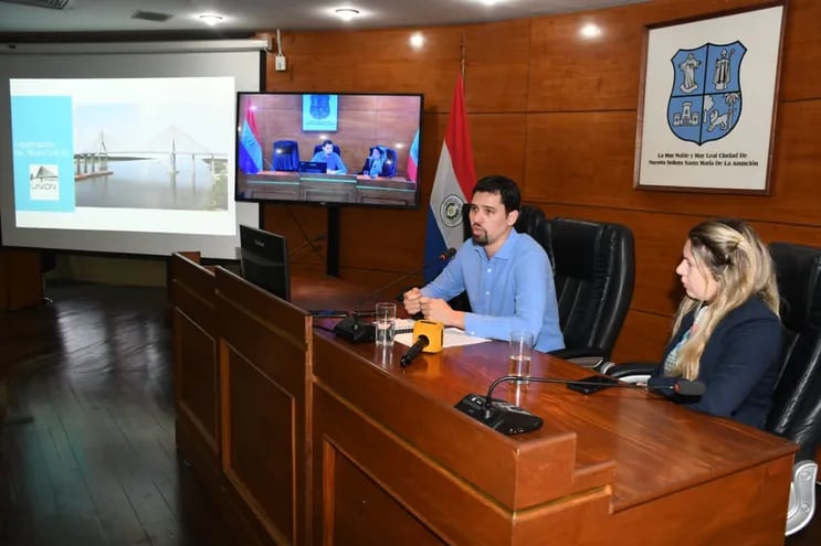 El concejal de Asunción, Pablo Callizo, realizó una conferencia de prensa para denunciar las irregularidades del puente Héroes del Chaco.