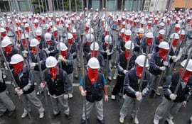 Trabajadores de Ssangyong Motors en huelga en el 2009 (Reuters).