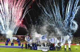 Celebración de los flamantes campeones de la Copa Paraguay 2022, en la jornada de habilitación del estadio Villa Alegre, construido por la EBY y  administrado por la Liga Encarnacena de Fútbol.