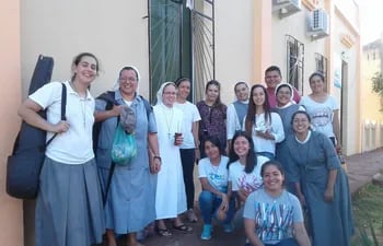 Las hermanas, conocidas como "las hijas de don Orione", salieron a misionar hoy sábado.