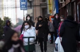 frío pronóstico gente abrigada caminando por  la calle temperatura