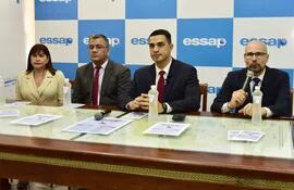El presidente de la Essap, Luis Bernal (segundo desde la der.), junto con otros directivos del ente, durante el lanzamiento, hoy, de la campaña de incentivos para que usuarios se pongan al día.