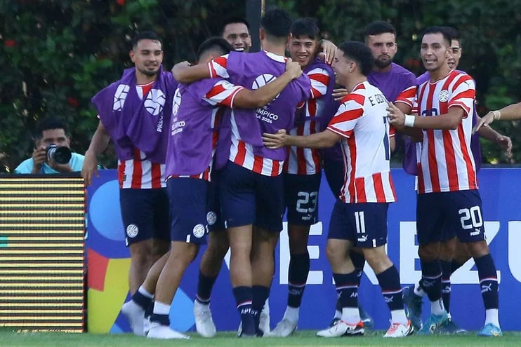 Los jugadores de Paraguay celebran el triunfo ante Uruguay en un partido del Preolímpico Sudamericano Sub-23 en el estadio Polideportivo Misael Delgado, en Valencia, Venezuela.