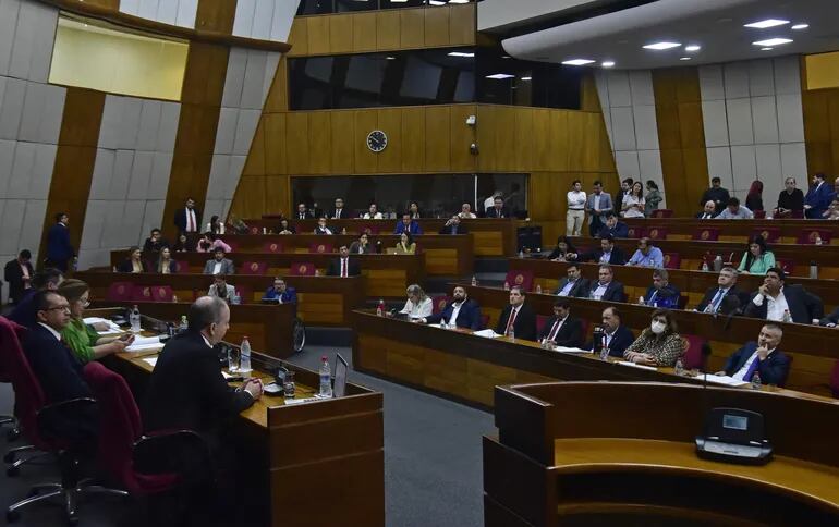 La Comisión de Presupuesto General de la Nación 2024, en la sala bicameral del Senado.