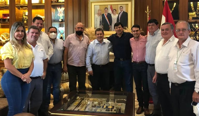 Los intendentes cartistas de Itapúa con el exmandatario  Cartes (c), junto a los diputados Harms y Hernán Rivas.