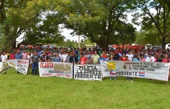 Trabajadores del rubro de la minería se manifestaron en Paso Yobái.
