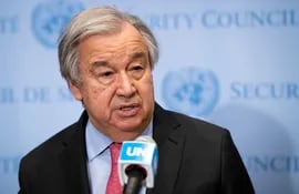 Fotografía cedida por la ONU donde aparece su secretario general, António Guterres, mientras habla durante una rueda de prensa sobre la guerra en Ucrania.
