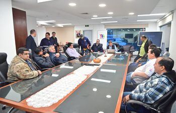 Reunión entre el presidente de Petropar, Denis Lichi y camioneros