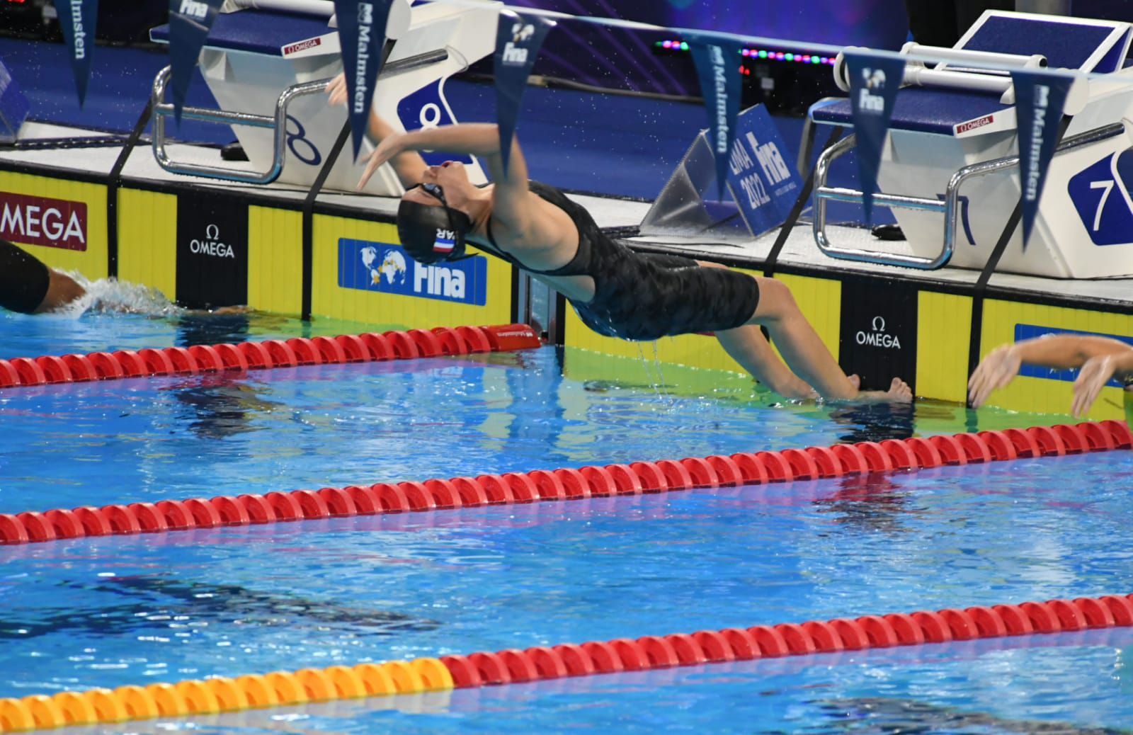 La nadadora Fiorella Mateos exhibe su talento en la prueba combinada del Mundial de Natación Juvenil que se disputa en Lima, Perú.