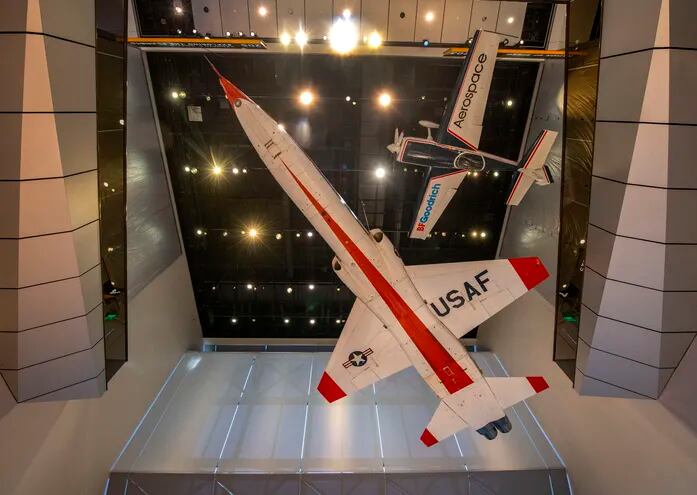 En el Museo del Aire y del Espacio de Washington se puede admirar desde abajo aviones colgados del techo. Foto: Jim Preston/Smithsonian's National Air and Space Museum