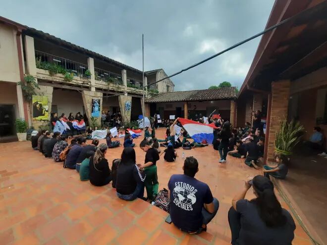 Arroyos y Esteros: sentata en la escuela La Providencia en protesta por falta de rubros