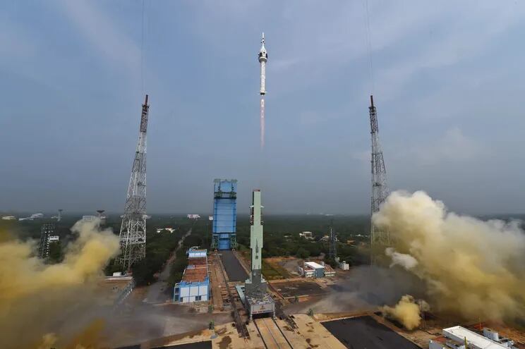 Una fotografía proporcionada por la Organización de Investigación Espacial de la India (ISRO) muestra el despegue del primer vuelo de prueba de la Misión 'Gaganyaan' de la ISRO en el Centro Espacial Satish Dhawan (SDSC) en Sriharikota, estado de Andhra Pradesh, en el sur de la India.