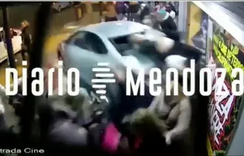 Momento en que ocurrió el accidente donde un conductor atropelló a 23 personas en las afueras del teatro Plaza en Mendoza.
