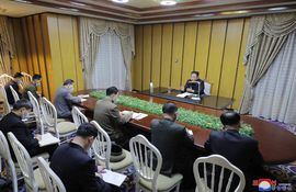 El líder supremo de Corea del Norte, Kim Kong Un, dirige una reunión especial sobre el brote de covid en su país. (EFE)