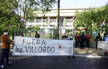 Los funcionarios de la ANDE se manifestación contra el entonces presidente de la ANDE, Luis Alberto Villordo, frente a la sede de la ANDE sobre la avenida España, por la suspensión de los beneficios adicionales.