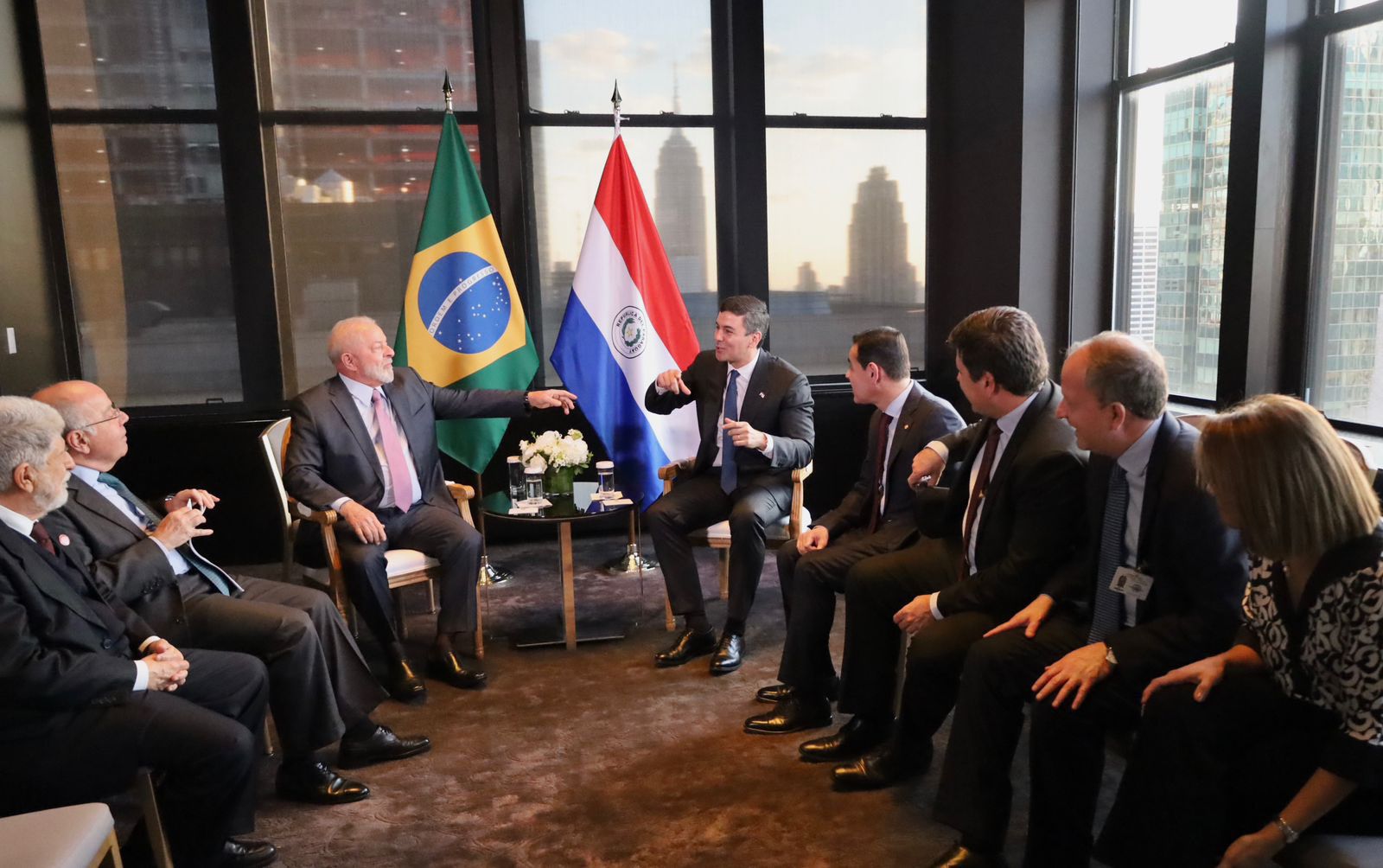 Lula Da Silva y Santiago Peña en el centro de la imagen, en una reunión bilateral en Nueva York, EE. UU.