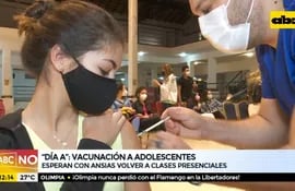 ¡Llegó el día A!: Adolescentes se mostraron felices de recibir la vacuna