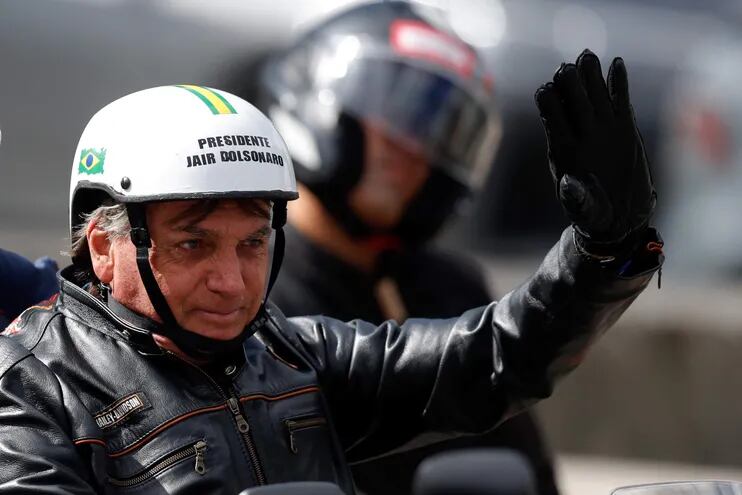 El presidente de Brasil, Jair Bolsonaro, participa en una caravana de motocicletas organizada por militantes hoy, en São Paulo (Brasil).