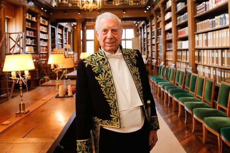 El escritor hispano-peruano Mario Vargas Llosa con el traje que utilizó hoy en su ceremonia de ingreso a la Academia Francesa.