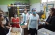 Varias mujeres privadas de su libertad del Hogar Nueva Esperanza fueron hasta el Hospital Niños de Acosta Ñu a donar galletitas artesanales que elaboraron.