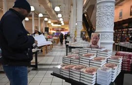 Un hombre ojea un ejemplar de Spare, el libro del príncipe Enrique (Harry) en un local de Barnes & Noble en Nueva York, Estados Unidos.