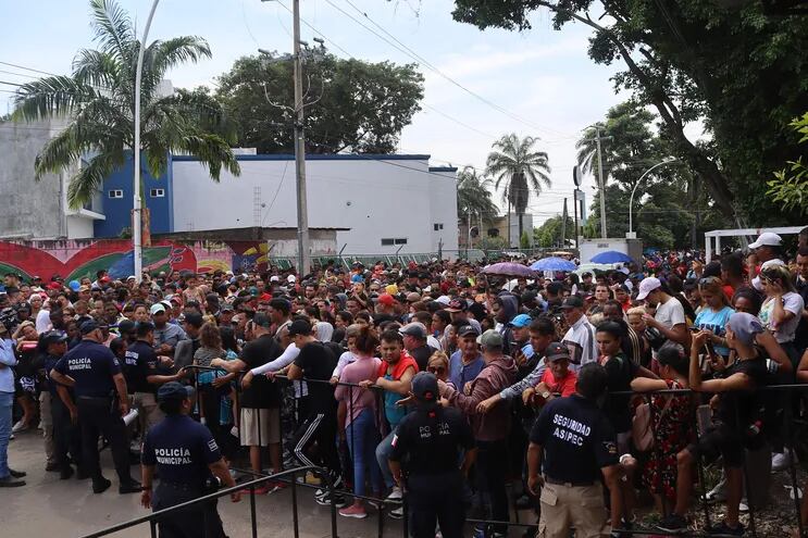 Migrantes protestan frente a la sede del Instituto Nacional de Migración (INM) en Tapachula, estado de Chiapas (México). Cerca de 4.000 migrantes, en su mayoría de Cuba y Centroamérica, protestaron este jueves en la frontera sur de México, en medio de una nueva oleada migratoria, para exigir al Instituto Nacional de Migración (INM) que les permita transitar hasta el límite con Estados Unidos.