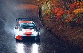 Elfyn Evans y Martin Scott sobre el mojado y complicado asfalto del rally nipón.