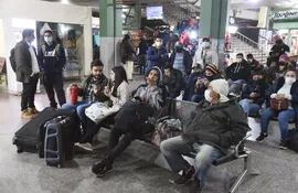 La Terminal de Ómnibus de Asunción  anoche tenía movimiento normal de personas que iban a viajar al interior.