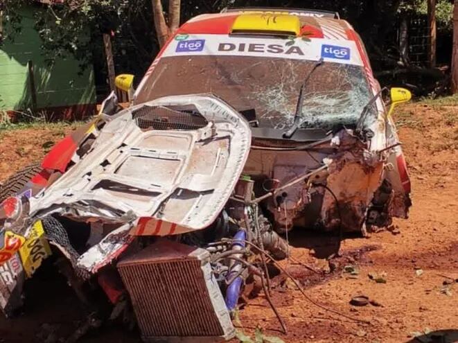 Así quedó el Volkswagen Polo GTI R5 de Gustavo Saba después de la explosión de un neumático y el fuera de pista durante la primera prueba especial del Rally de Cordillera.