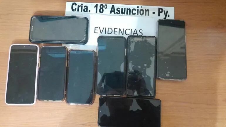 Varios celulares fueron recuperados tras la detención de Fernanda Belén Ovelar (23). Según la Policía, robaba teléfonos en la Expo, y pudo ser localizada gracias a una app de localización en un reloj inteligente.