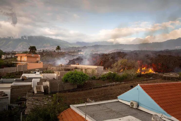 El humo y llamaradas cubren el suelo de Los Llanos de Aridane, en Canarias, España. (DESIREE MARTIN/AFP)