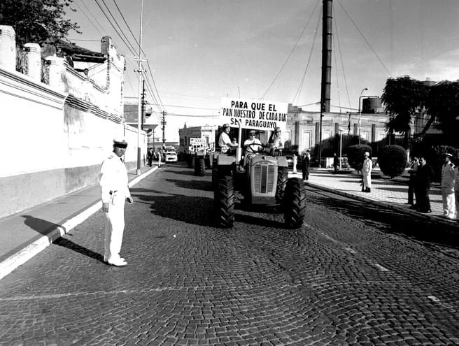 Desfile de tractores sobre los históricos adoquines de El Paraguayo Independiente frente al Palacio de López.